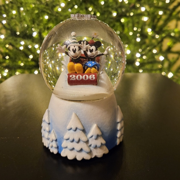 2006 Vintage Mickey & Minnie ❄️ Snowglobe (Disney Store) - Picture 1 of 9